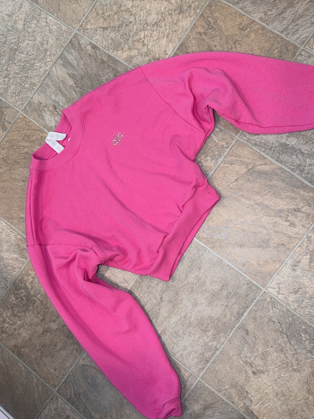 ALO Yoga Cropped Crew Sweatshirt in Hot Pink
